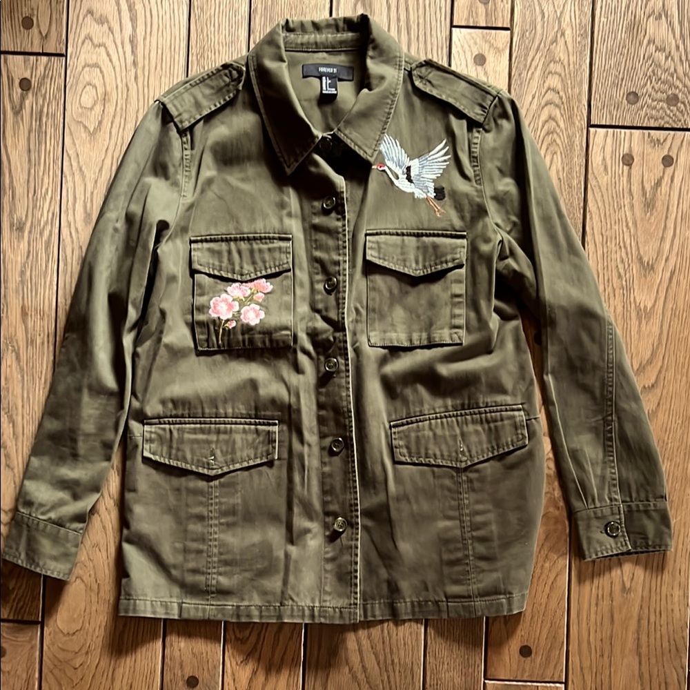 F21 Women’s Army Green Embroidered Shirt/Jacket Size Large.